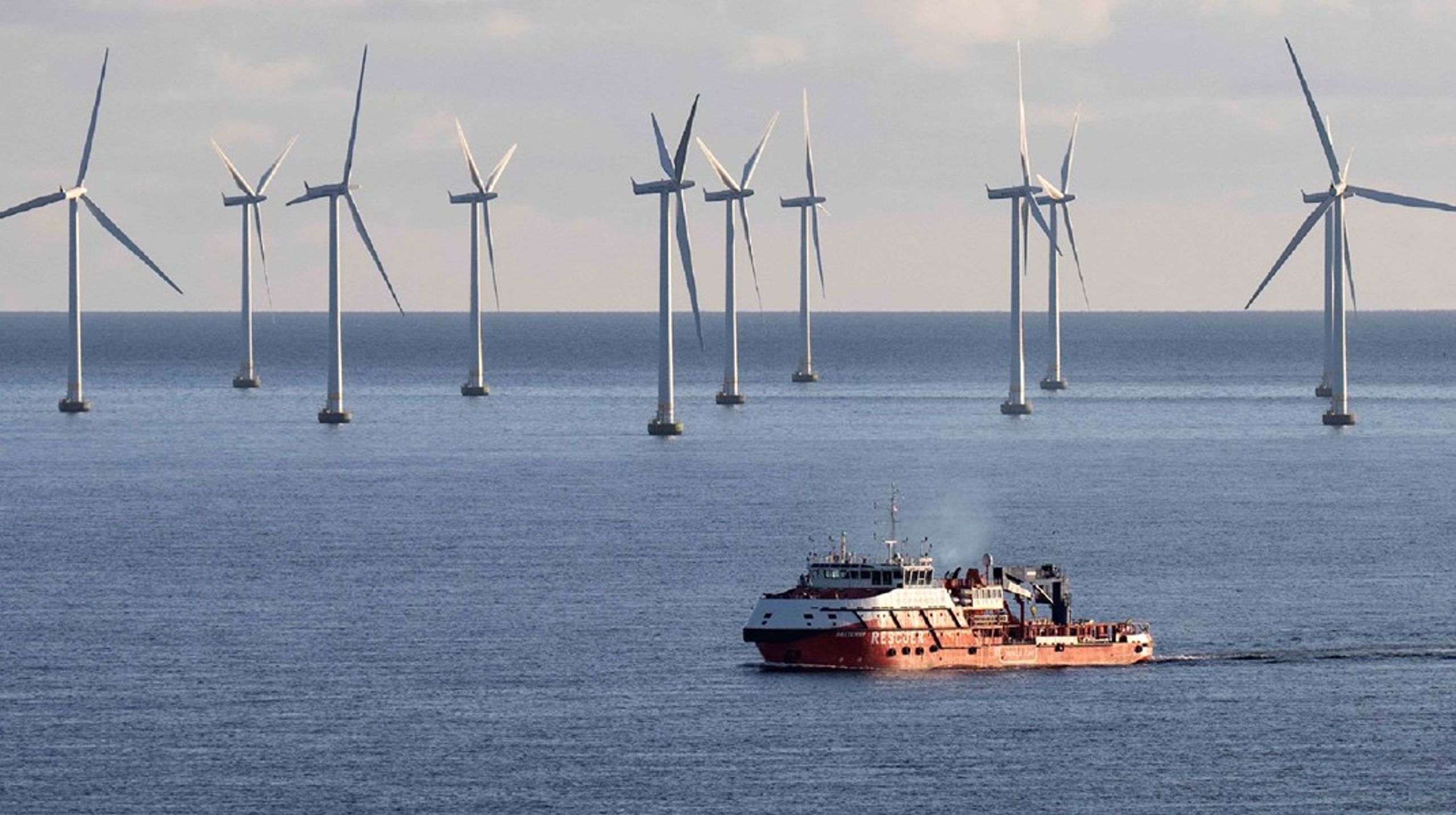 Sjöfart och energiutvinning. Två av åtta användningar av havet om ingår i havsplanerna. På bilden vindkraftpark Lillgrund i Öresund.