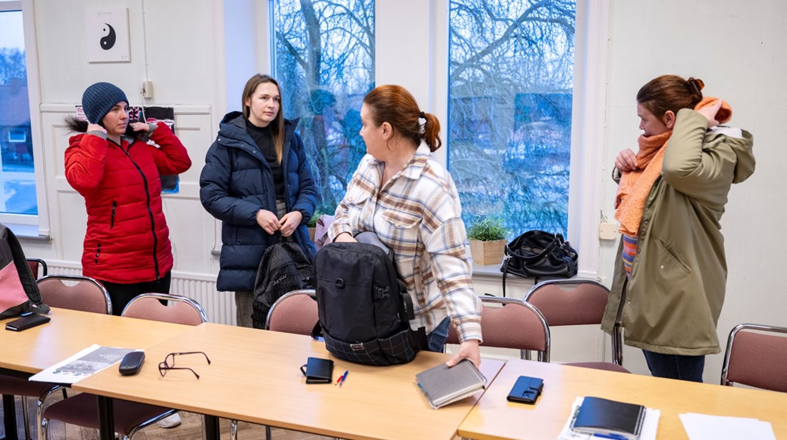 Trots att folkhögskolorna fick ett tillskott på 100 miljoner vid senaste budgeten, så upplever även många av dem den ekonomiska situationen som ansträngd. Bilden är från Österlens folkhögskola, där&nbsp;Mariia Andriichuk, Mariia Zakharenko, Oksana Odinokova och Natalia Zaverukha i vintras gick en sfi-kurs. (Genrebild) <br>