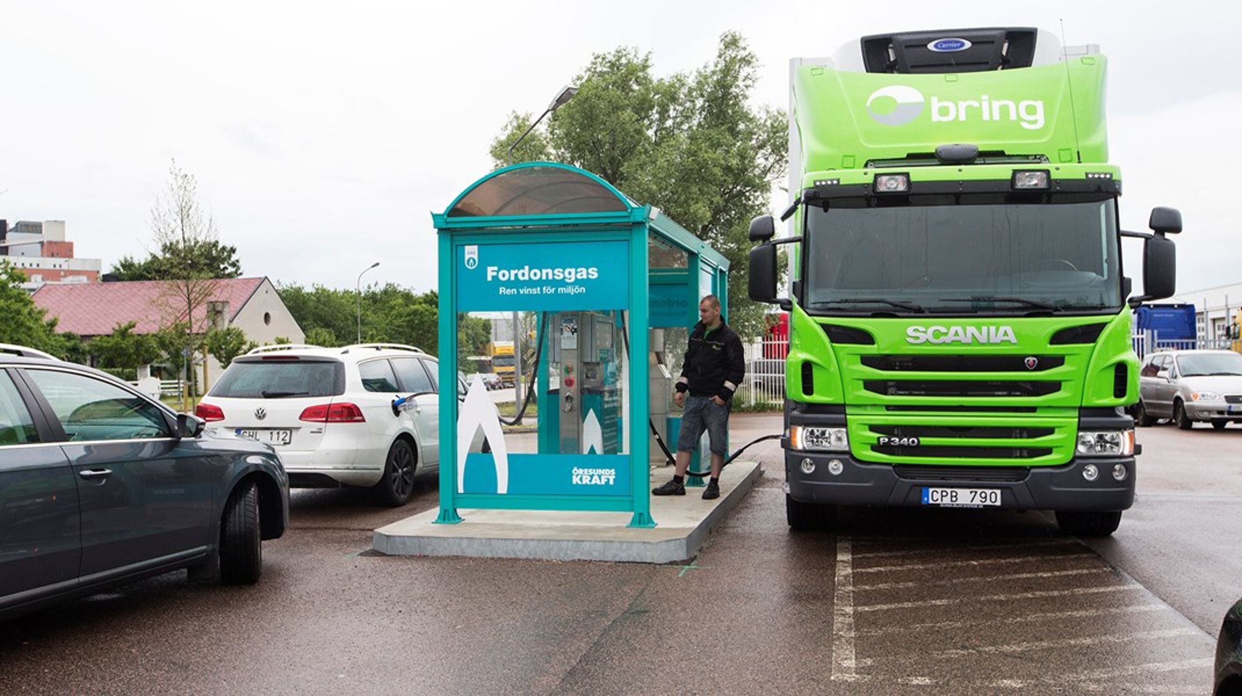 Efter påtryckningar i remissrundan inkluderades också fordonsgas-lastbilar i stödet. Men de får till följd av nya statstödsregler inte lika fördelaktiga villkor som alternativen. <br>