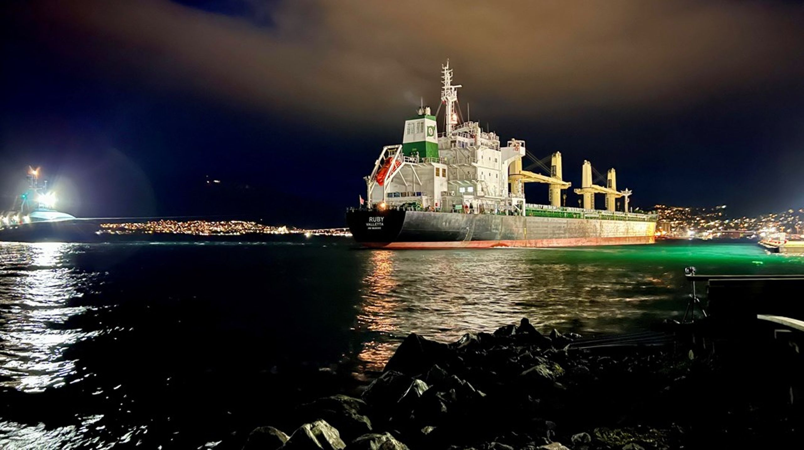 MV Rubys planerade färd mot Klaipeda i Litauen, efter att ha sökt nödhamn i norska Tromsö, gör att svenska Kustbevakningen är på tårna. Fartyget som är lastat med ammoniumnitrat låg på måndagen stilla på internationellt vatten.<br>