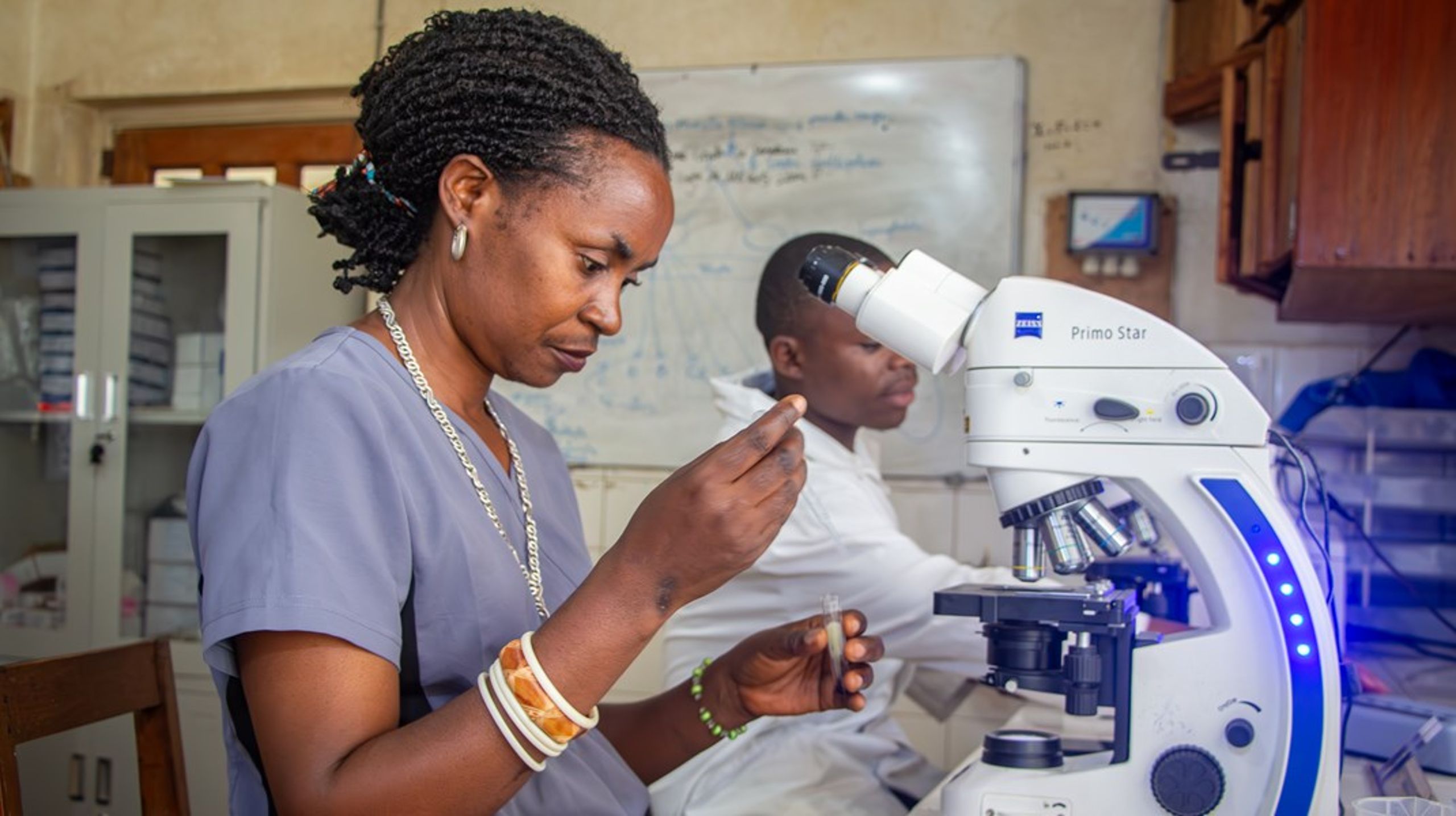 Läkare Utan Gränsers labbtekniker Modestine Musaada analyserar provsvar
på Walikale-sjukhuset i Kongo-Kinshasa.&nbsp;