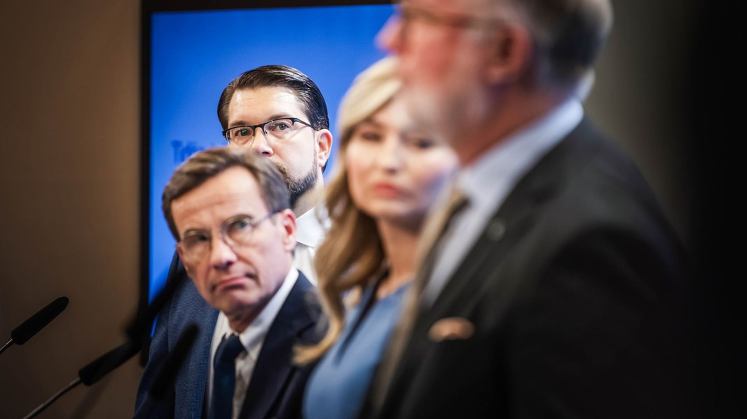 För snart två år sedan slöts Tidöavtalet, överenskommelsen som ligger till grund för samarbetet mellan Sverigedemokraterna, Moderaterna, Kristdemokraterna och Liberalerna. Nu vill KU veta hur regeringens arbete samordnas.