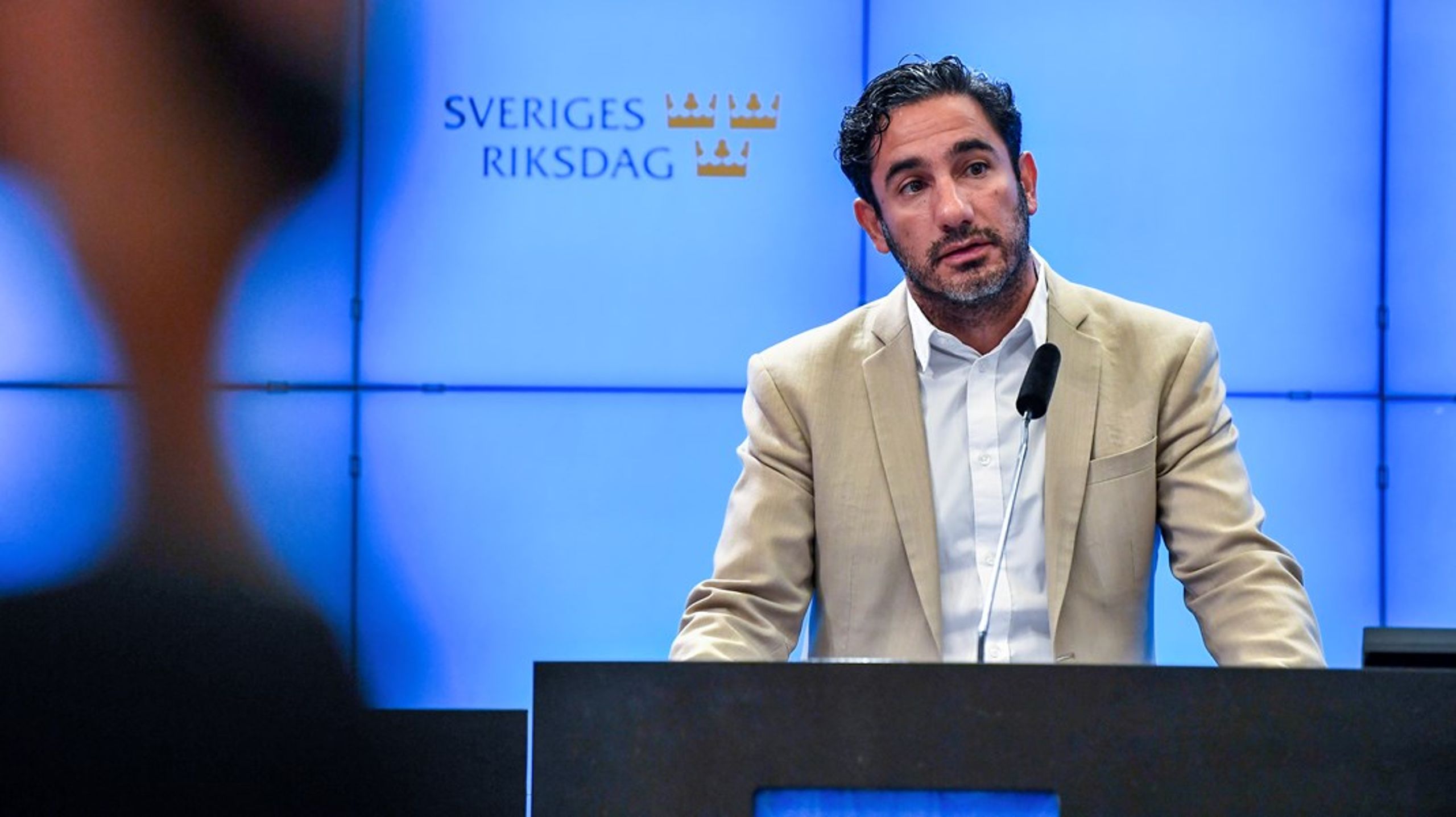 Ardalan Shekarabi (S) är en av ledamöterna i den parlamentariska kommitté som utreder nya frågor att reglera i grundlagen.