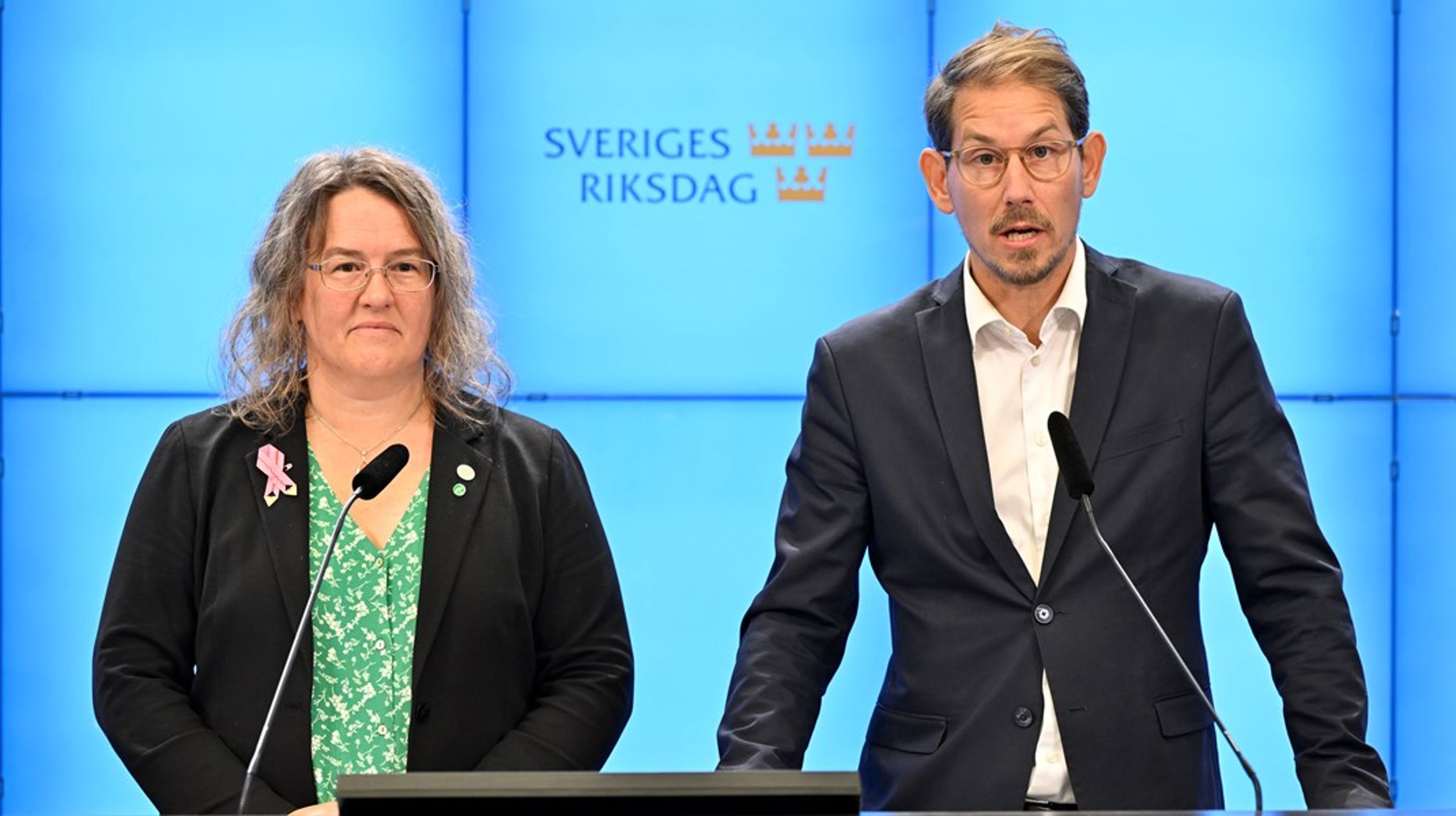 Camilla Hansén (MP), utbildningspolitisk talesperson, och Niels Paarup-Petersen (C), utbildningspolitisk talesperson, vill tillsätta en parlamentarisk kommitté för att ersätta den hårda gränsen för godkänt i grundskolan.