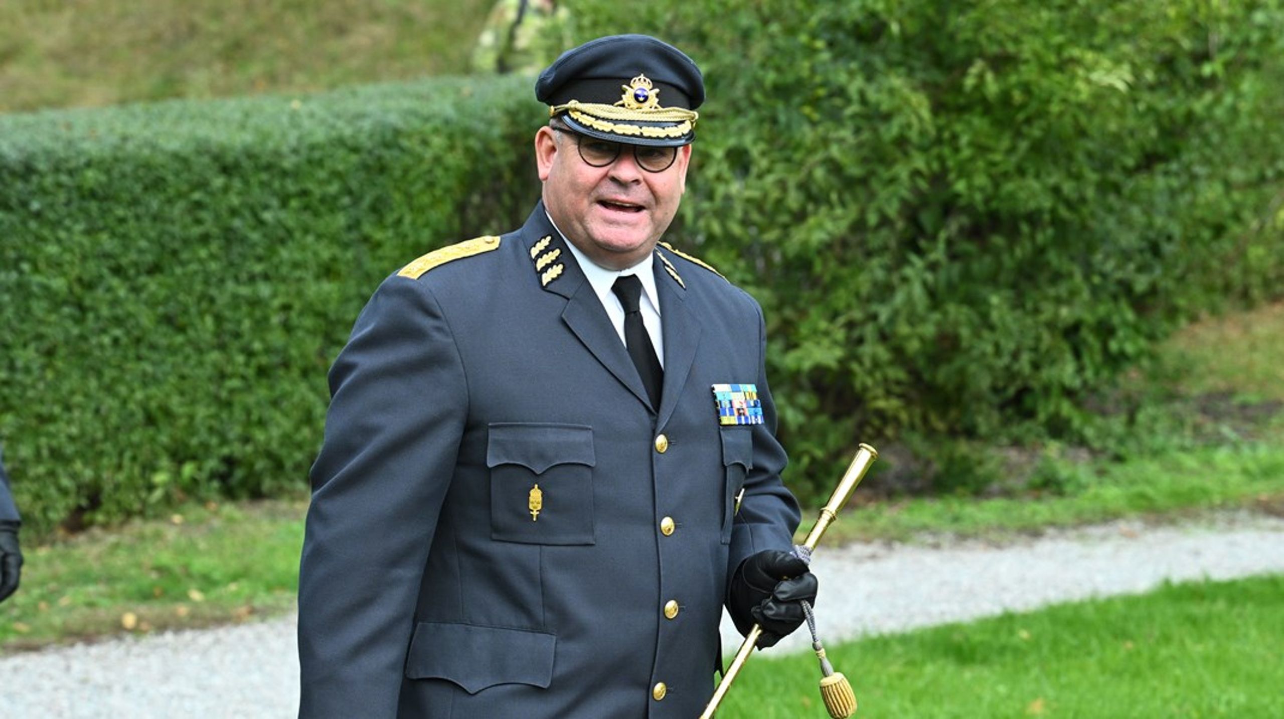 Sveriges nya överbefälhavare Michael Claesson under Försvarsmaktens ceremoni vid Karlbergs slott. I handen har han symbolen för ÖB:s ämbete: kommandostaven.