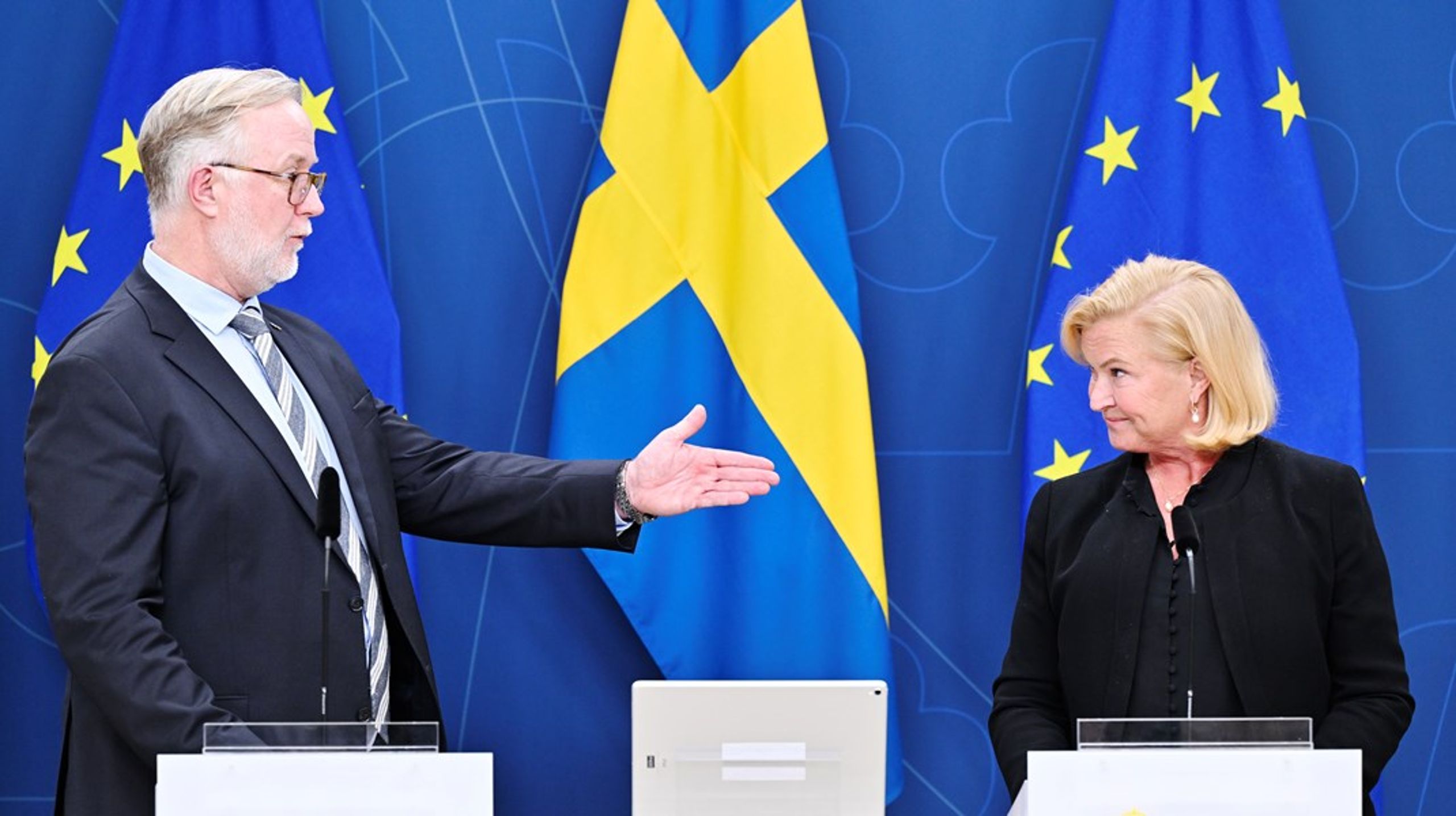 I februari presenterade dåvarande arbetsmarknadsminister Johan Pehsron (L) Arbetsförmedlingens nya gd Maria Hemström Hemmingsson. I regleringsbrevet har myndigheten fått i uppdrag att i egen regi bedriva insatser för dem som står längst ifrån arbetsmarknaden. Samtidigt återför de varje år miljardbelopp till staten.<br>