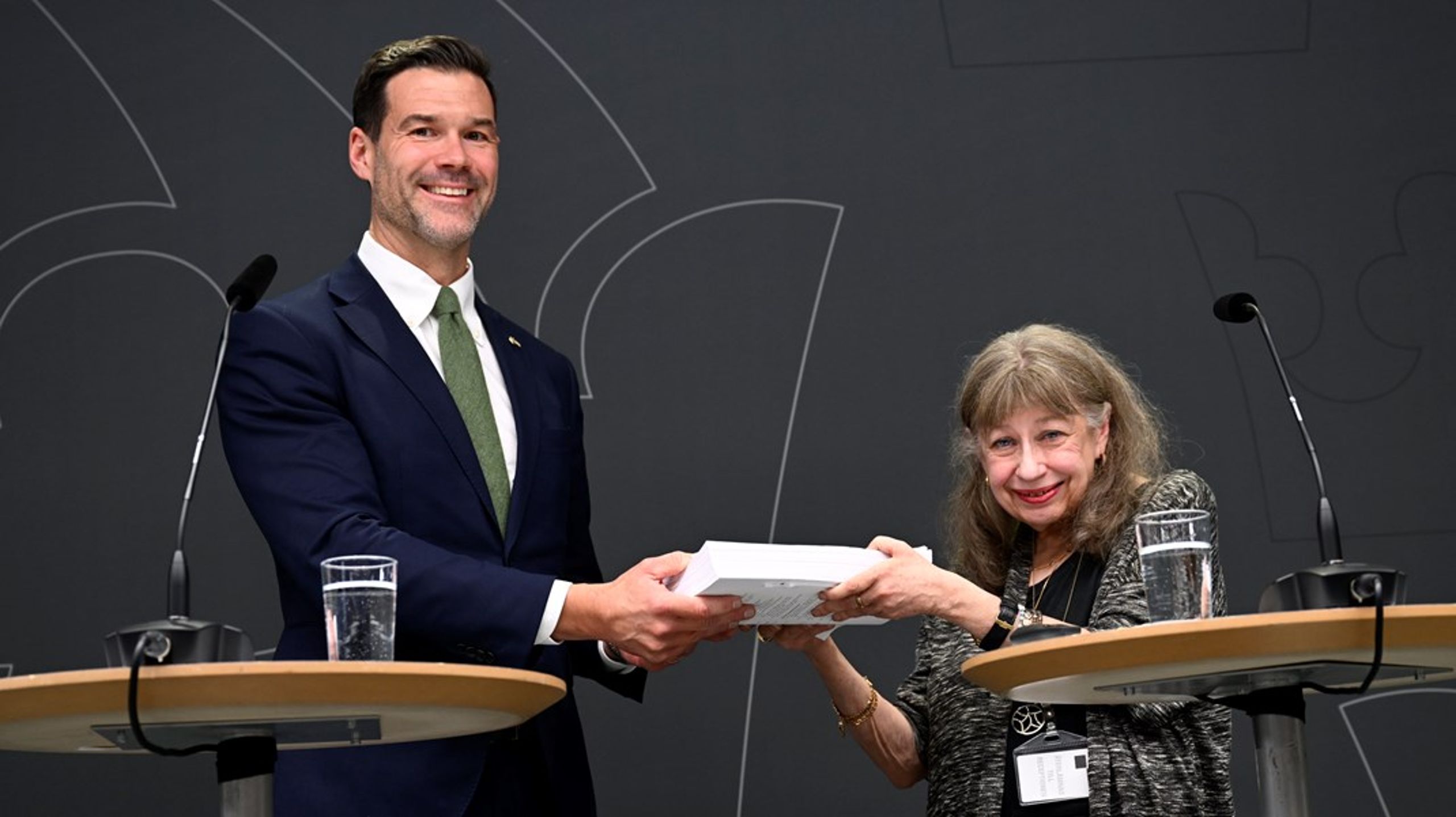 Migrationsminister Johan Forssell och utredaren Ingela Fridström.