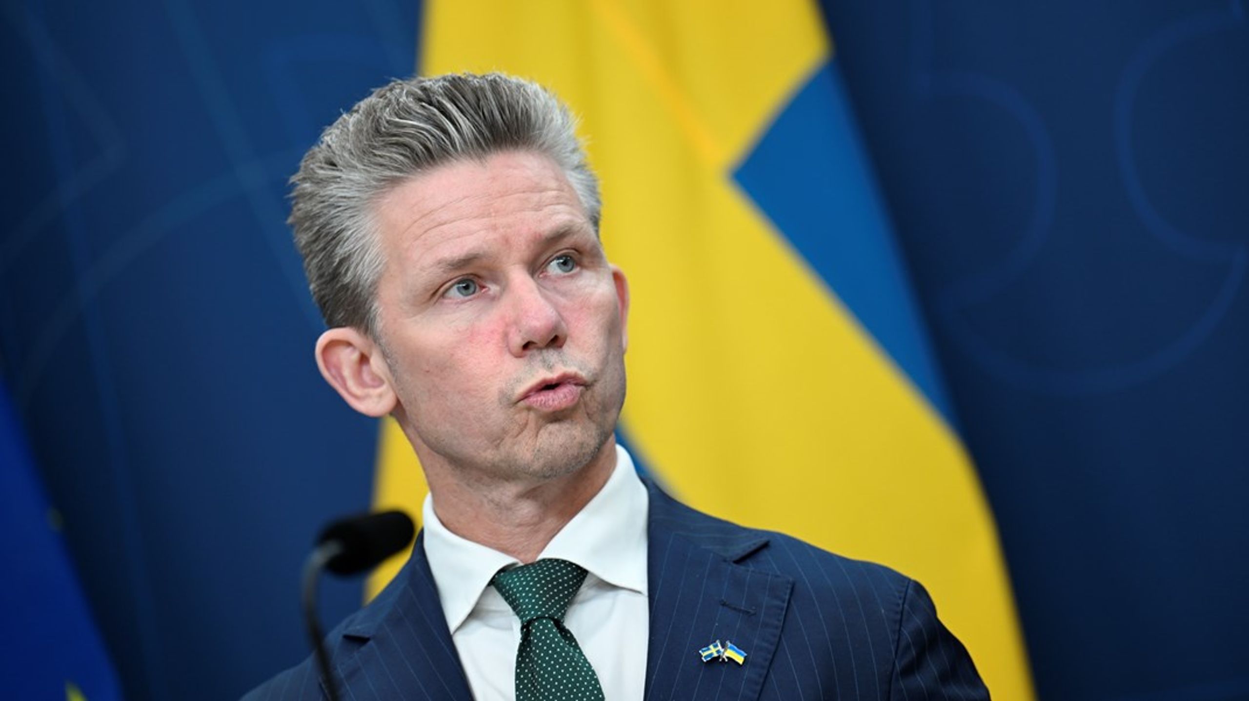 Försvarsminister och fredsduva? Pål Jonson (M) återkom till det politiska samförståndet i försvarspolitiken.