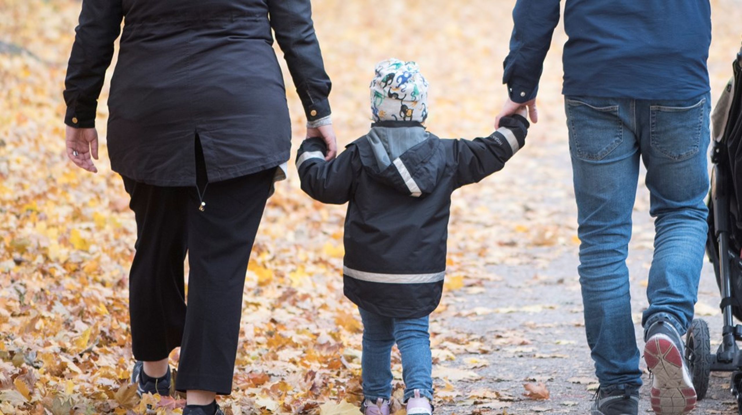 Allt fler människor klarar sig inte ekonomiskt utan behöver låna pengar till mat och husrum, skriver debattörerna.