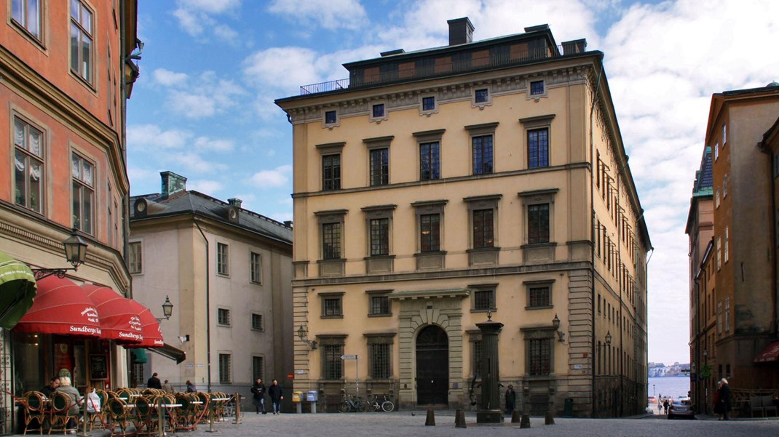 Huset vid Järntorget i Gamla stan har under lång tid haft problem med sättningar och är något snett. Efter att det grundförstärktes 2004 är det stabilt, men det går inte att göra huset rakt igen.&nbsp;<br>