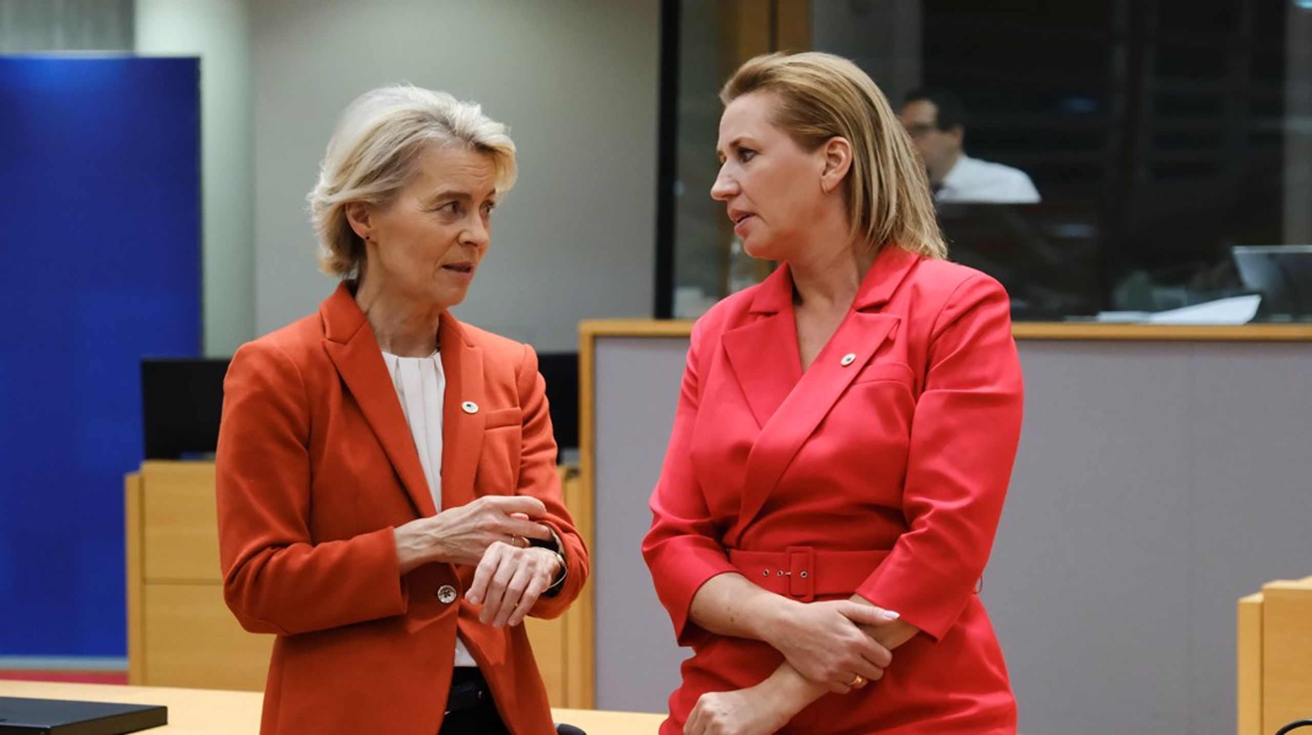 EU-kommissionens ordförande Ursula Von der Leyen har lyssnat på länder som Mette Frederiksens Danmark om "innovativa lösningar" för att minska migrationen till EU.&nbsp;