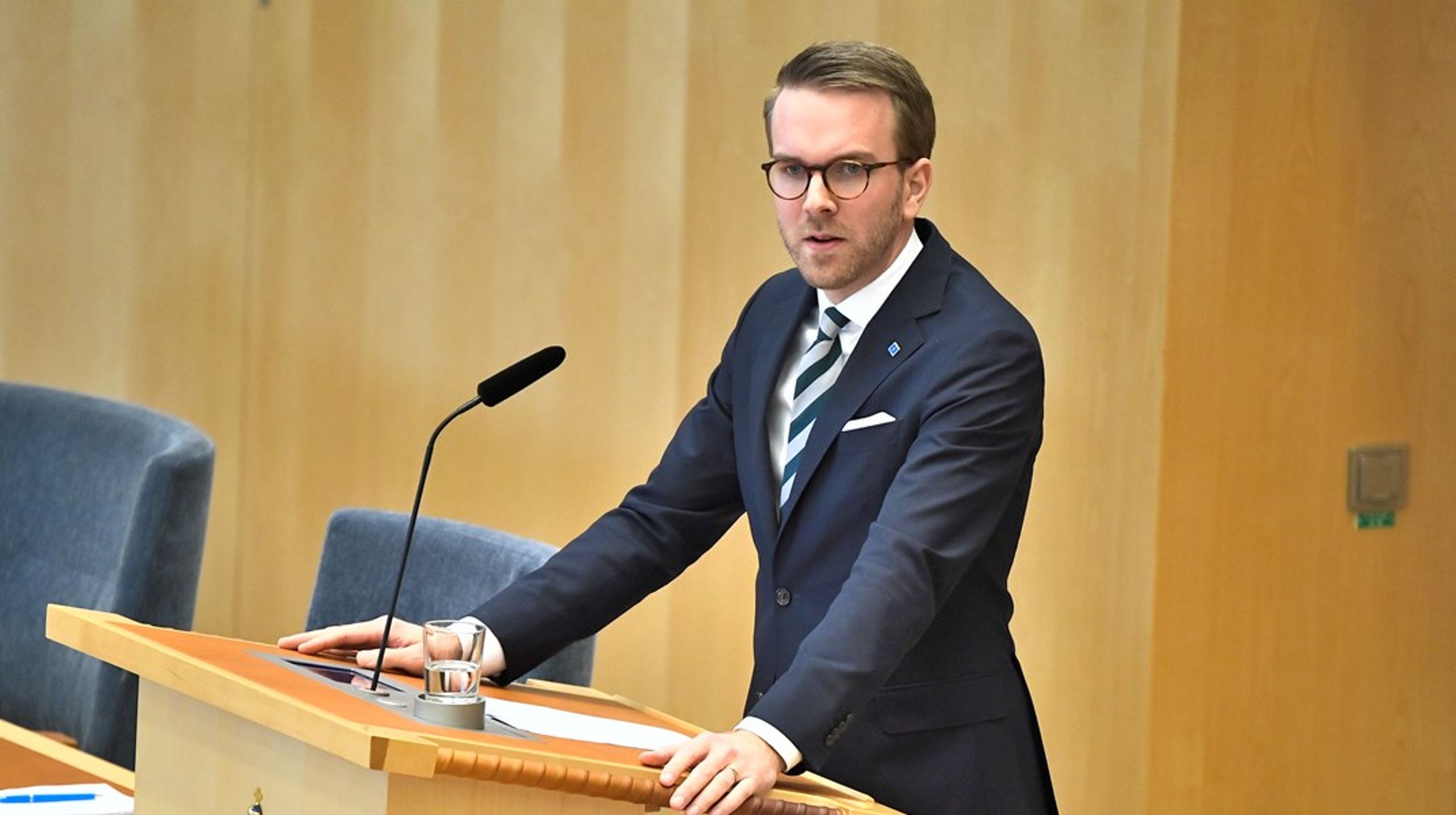 ”Det handlar om att lätta på kraven men att göra det på ett sätt som säkerställer de grundläggande funktioner som behöver finnas i en bostad”, säger Andreas Carlson (KD).&nbsp;