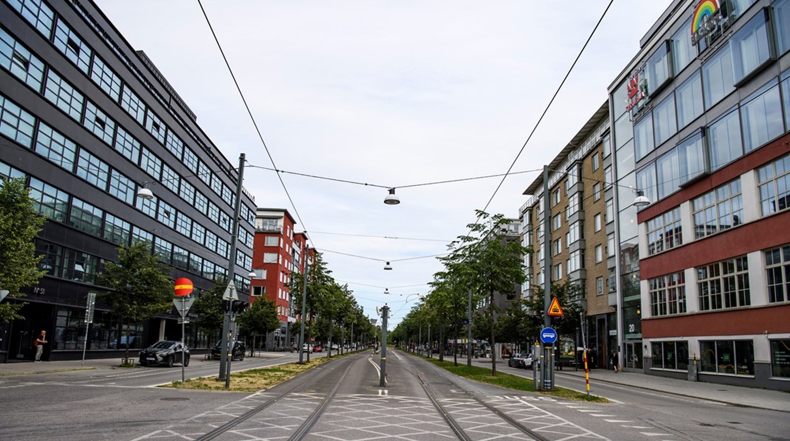 Det är inte orimligt att förbättra energiprestandan i befintliga lokalbyggnader, menar debattören.