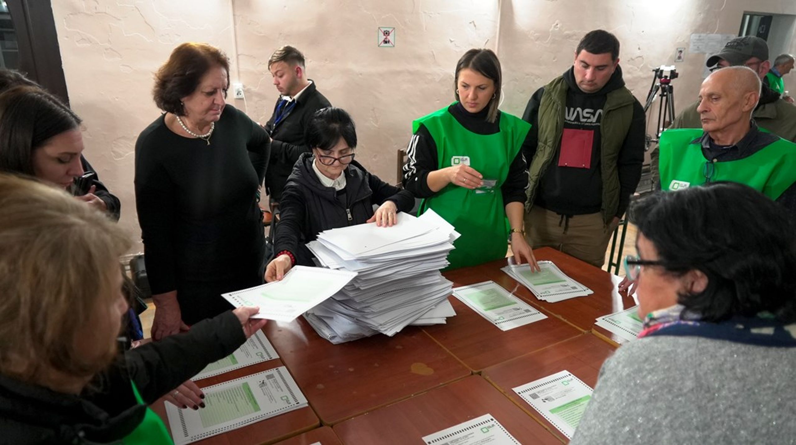 Rösträkning i&nbsp;Tbilisi efter valet i Georgien i lördags.&nbsp;