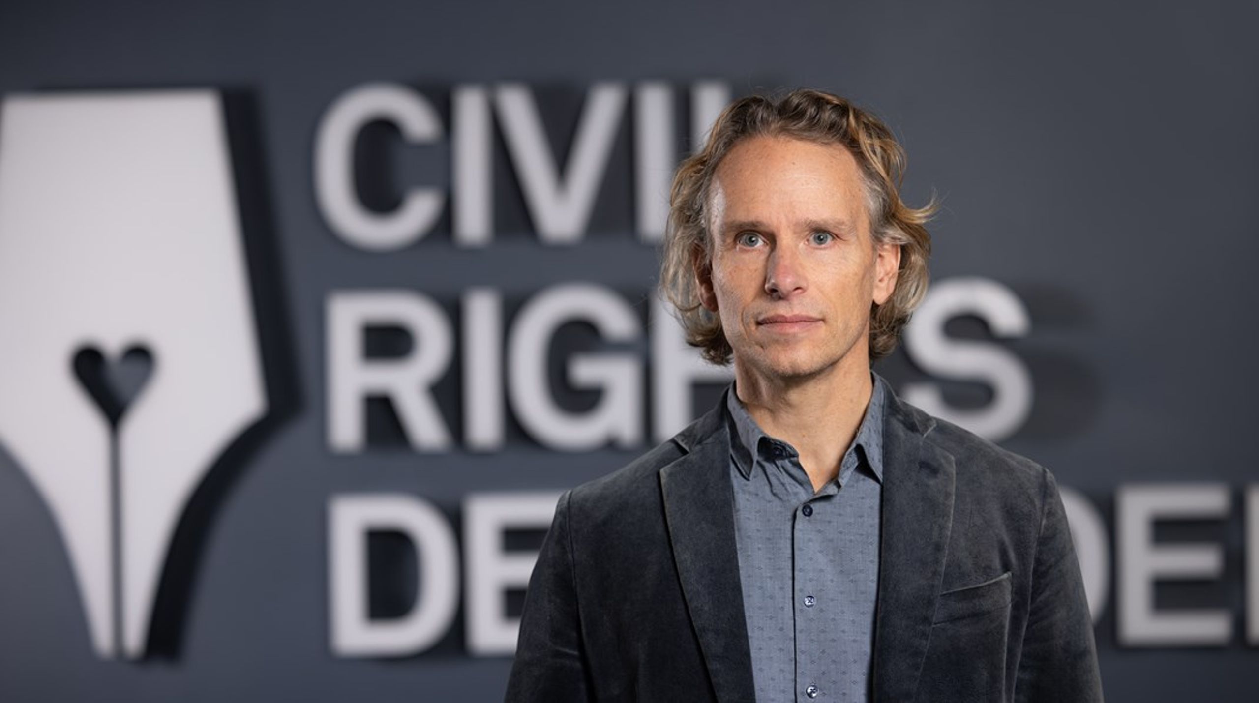 I Danmark får man betala för tolk i vården om man har varit medborgare i tre år eller mer. Men John Stauffer, chefsjurist och tillförordnad exekutiv chef på Civil Rights Defenders, säger att man inte kan göra den jämförelsen rakt av. Vi måste titta på den lagstiftning och de konventioner som Sverige har och är bundna av.<br>