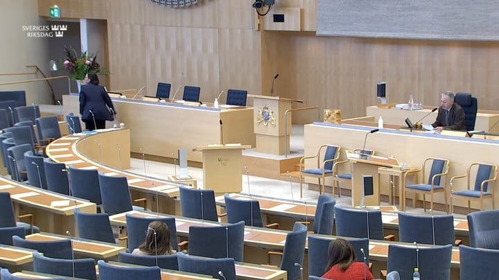 Tomatattack i riksdagen avbröt debatt